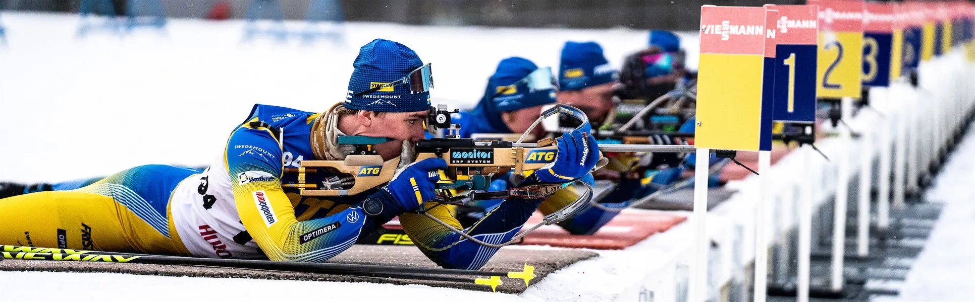 Skidskyttelandslaget ligger och skjuter mot tavlorna