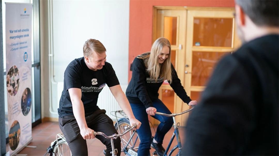 Två studenter som utmanar varandra i en energigivande duell - på varsin cykel.
