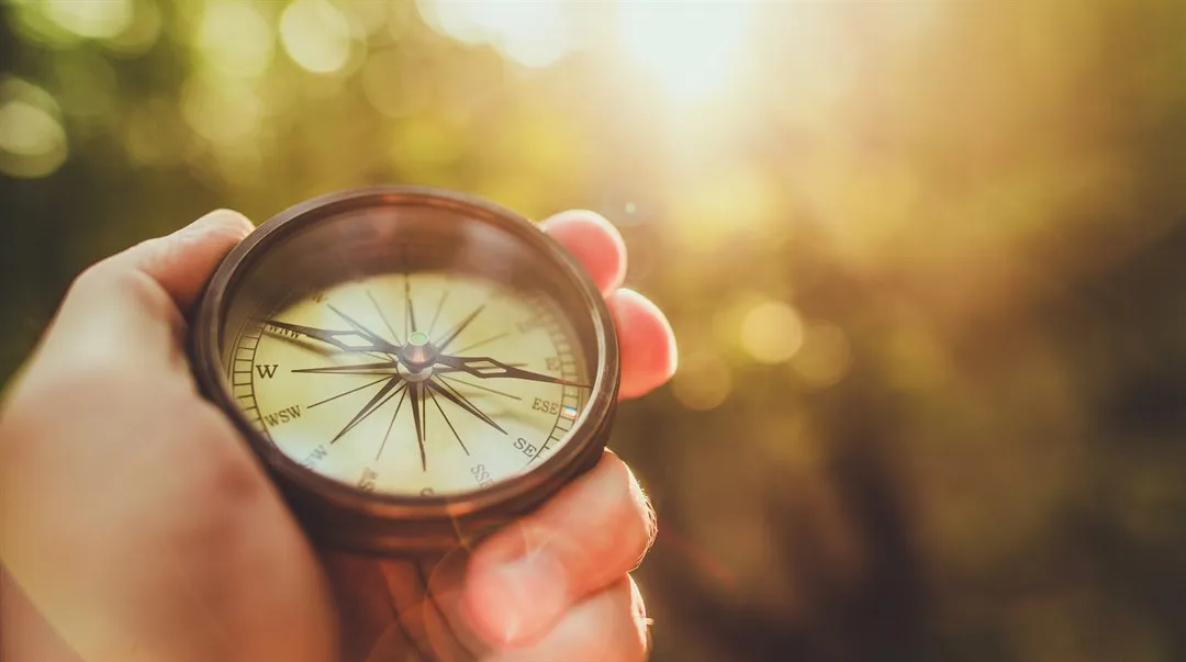 hand som håller kompass