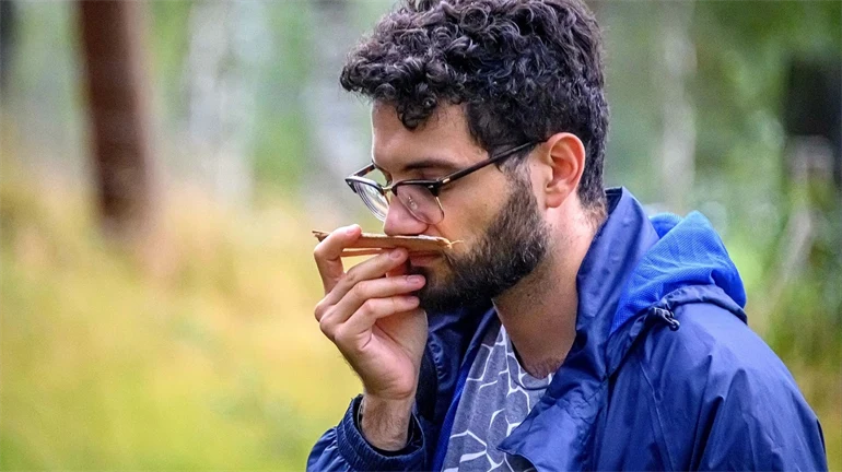 Bild av Eugenio Conti som doftar på en pinne