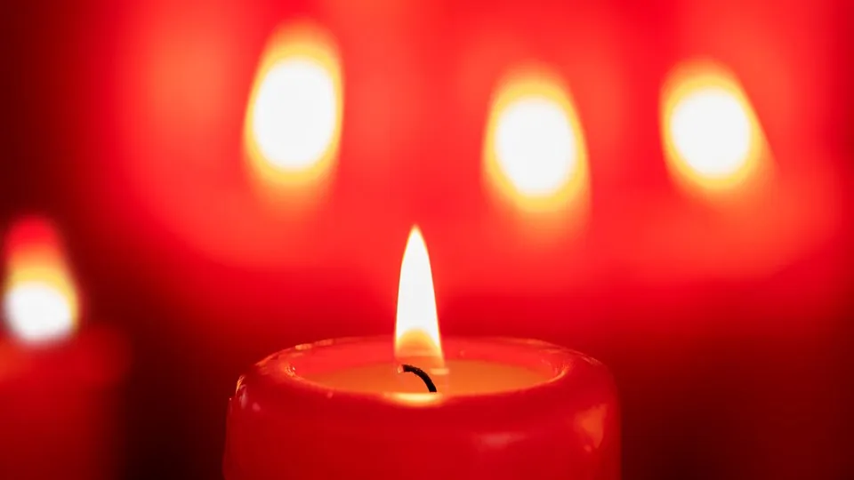 Brinnande stearinljus med julstämning