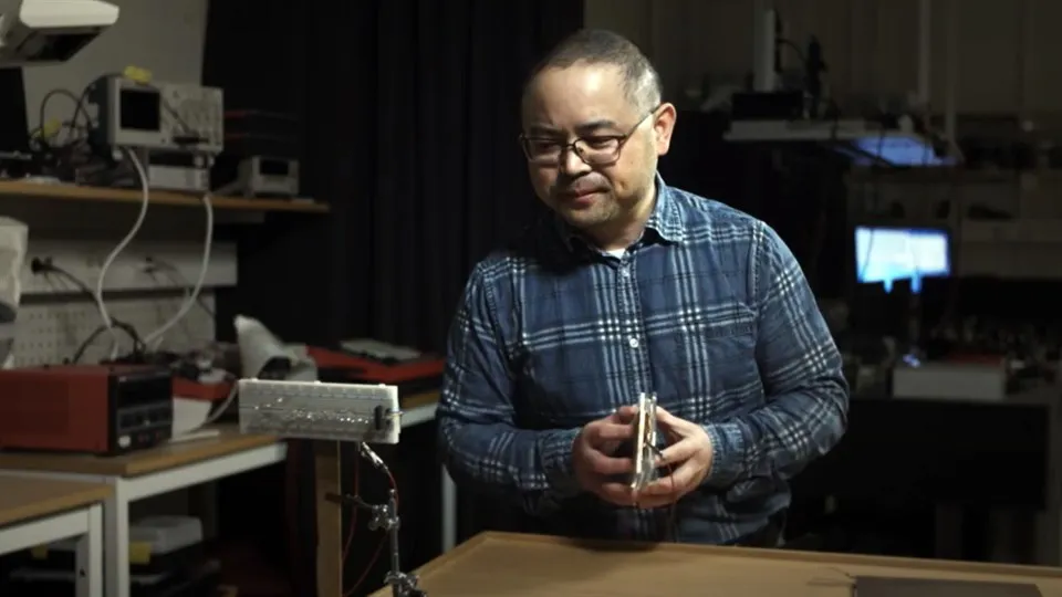 Man, Renyun Zhang, i labbet på FSCN forskningscentrum