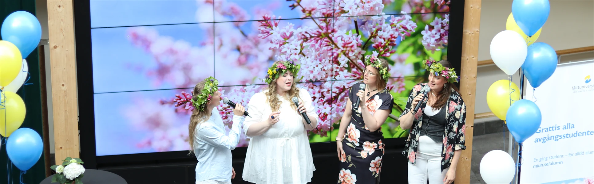 Gruppen Yrväder sjunger på avslutningen vårterminen 2023. 