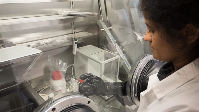 Manisha Phadatare i labbet.