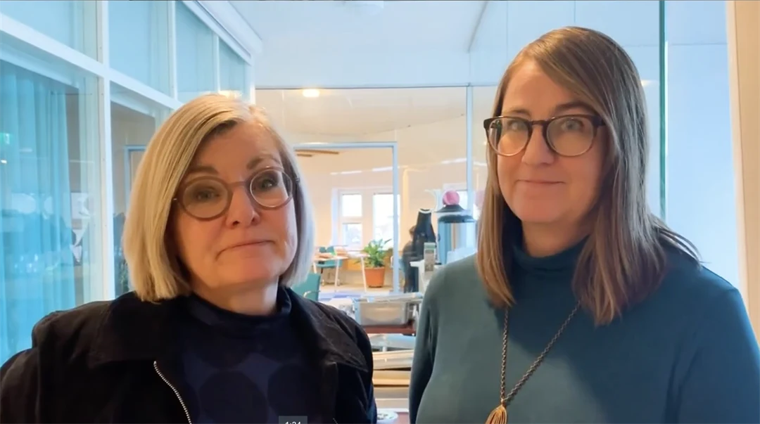 Två kvinnor i en korridor 