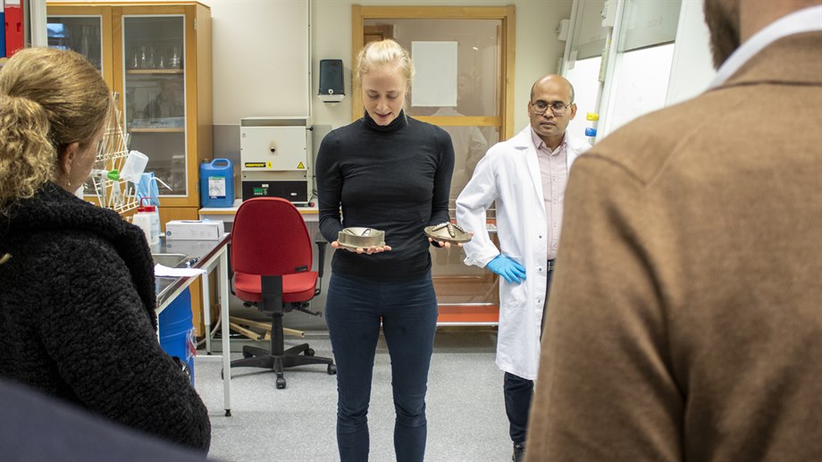 Forskarna Amanda Mattsson och Hafizur Rahman på FSCN berättar om forskningen kring det nya materialet i mensskydd.  