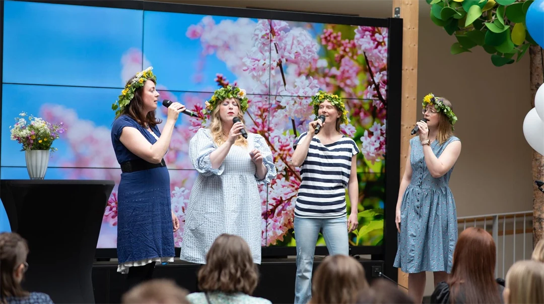 Musikgruppen Yrväder sjunger på scenen. 