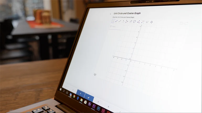 Bild på dator med digital tentamen