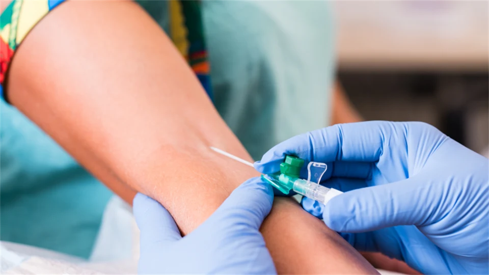 Nål sticks i underarm för att ta blodprov