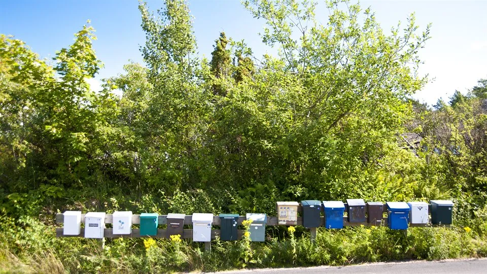 Brevlådor på rad, Sverige