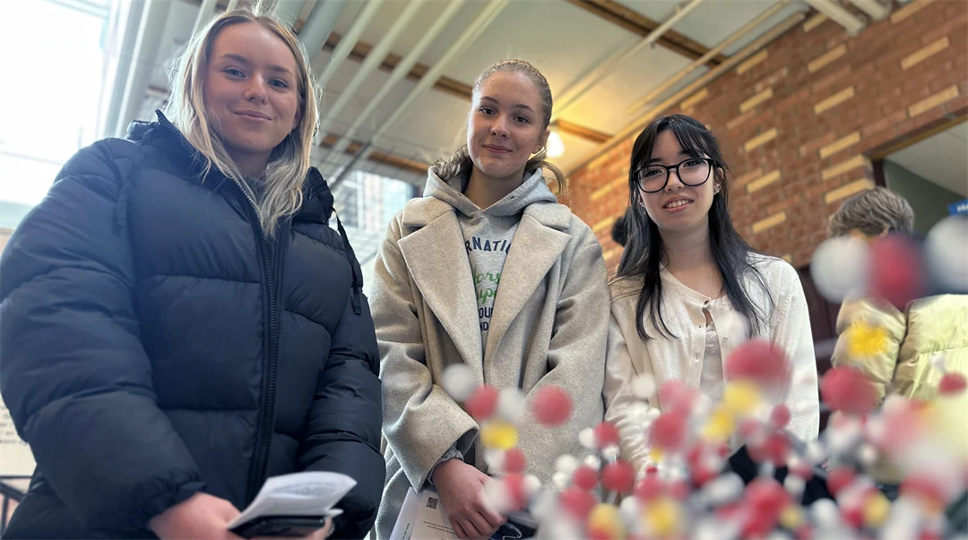 En grupp människor som poserar för kameran