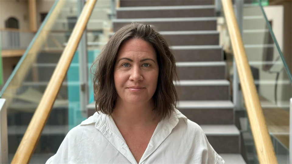 Karin Larsson-Hult framför en trappa i Grönborg