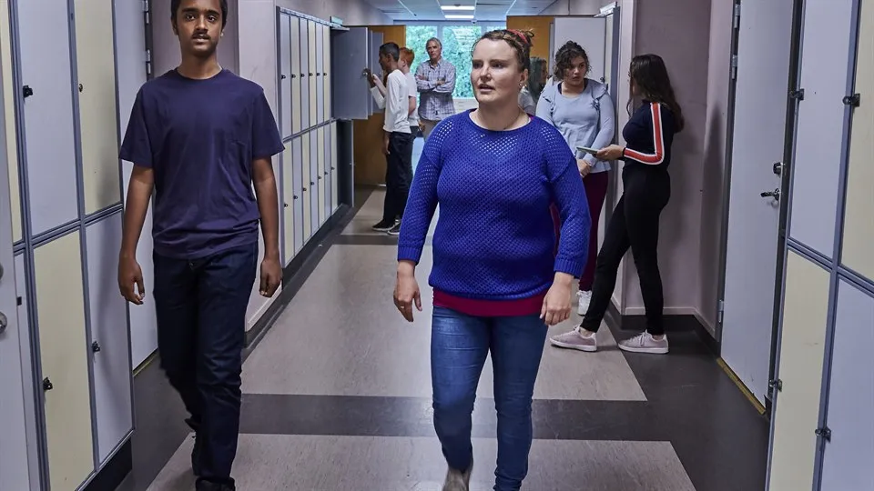 Högstadieelever i en korridor