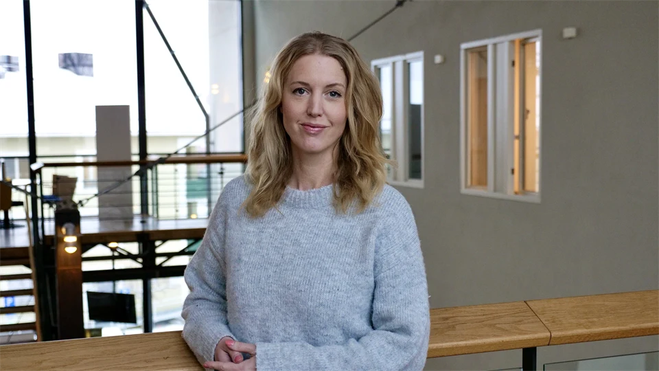 En kvinna med grå tröja