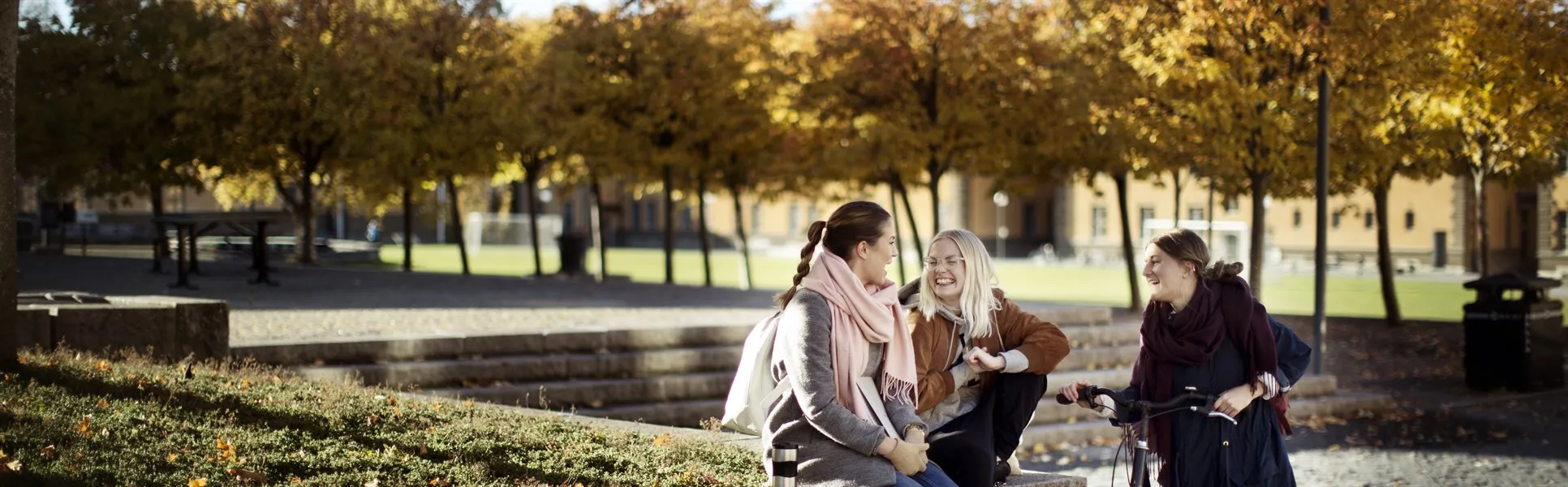 Studenter på campus