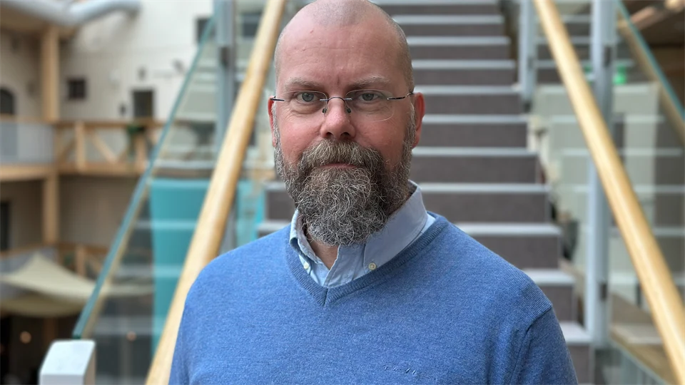 Marcus Sundgren framför en trappa i Grönborg