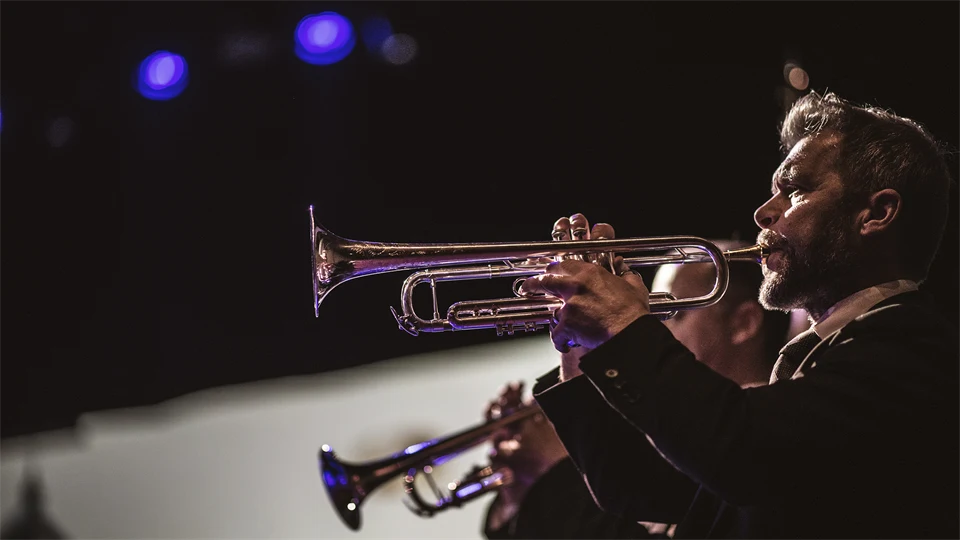 Två musiker spelar trumpet