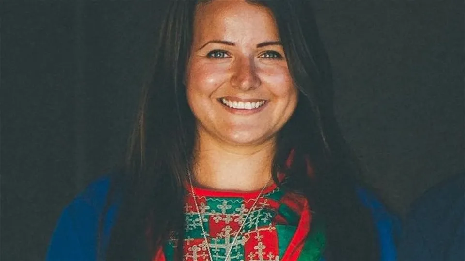 En person som bär en blå kolt