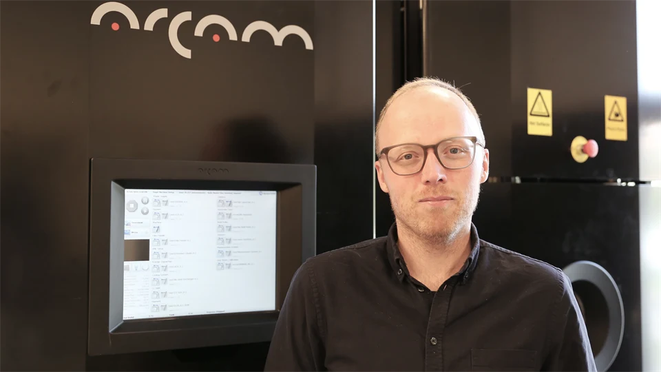 Stefan Ross framför en maskin i i additiv-labbet