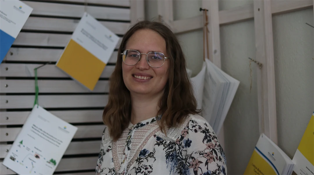 Leende kvinna tittar in i kameran