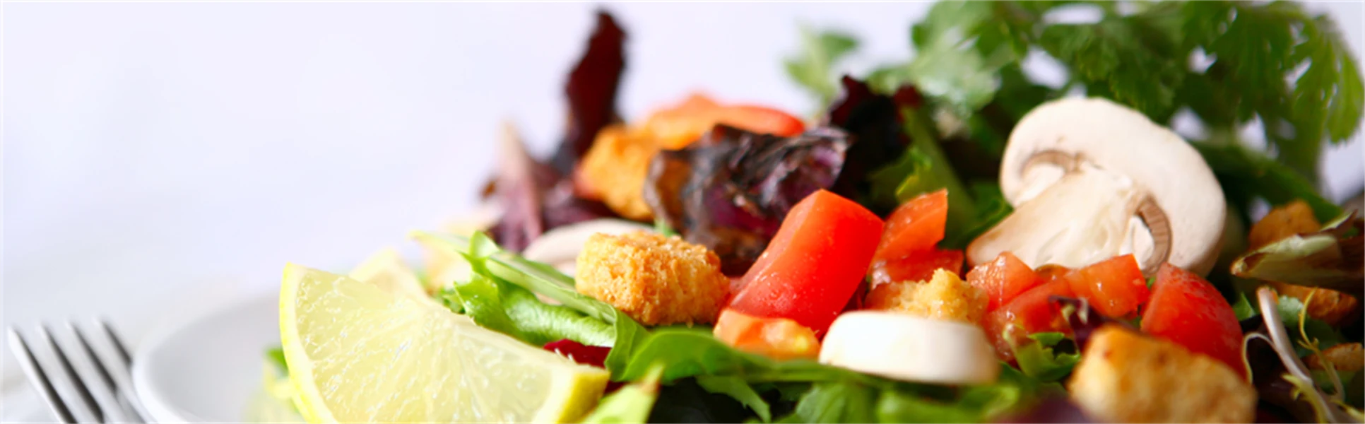 Smaskiga sallad skjuten med högt skärpedjup