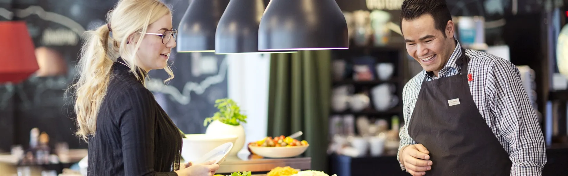 Restaurangpersonal framför en hotellfrukost