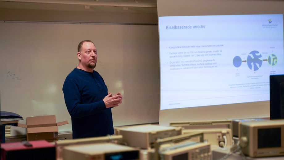forskare Henrik Andersson föreläser om batterier,
