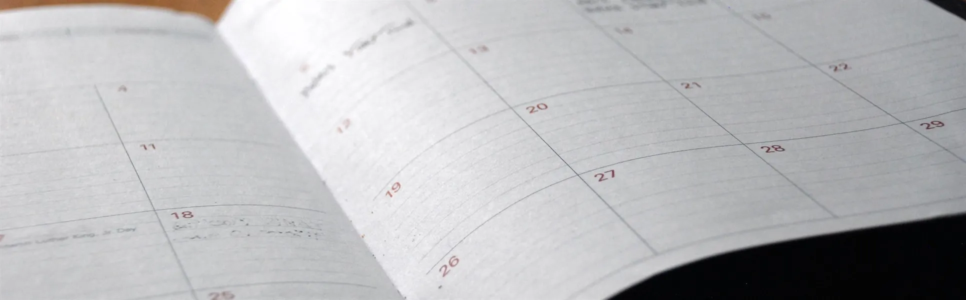 En planerare som ligger öppen på ett bord