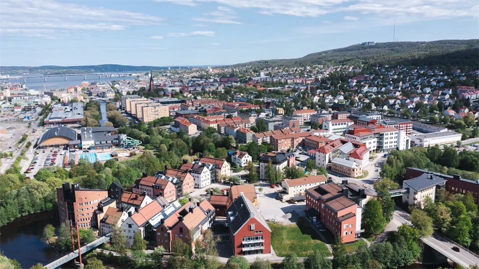 Drönarbild, Campus i förgrunden, Sundsvalls stad i bakgrunden