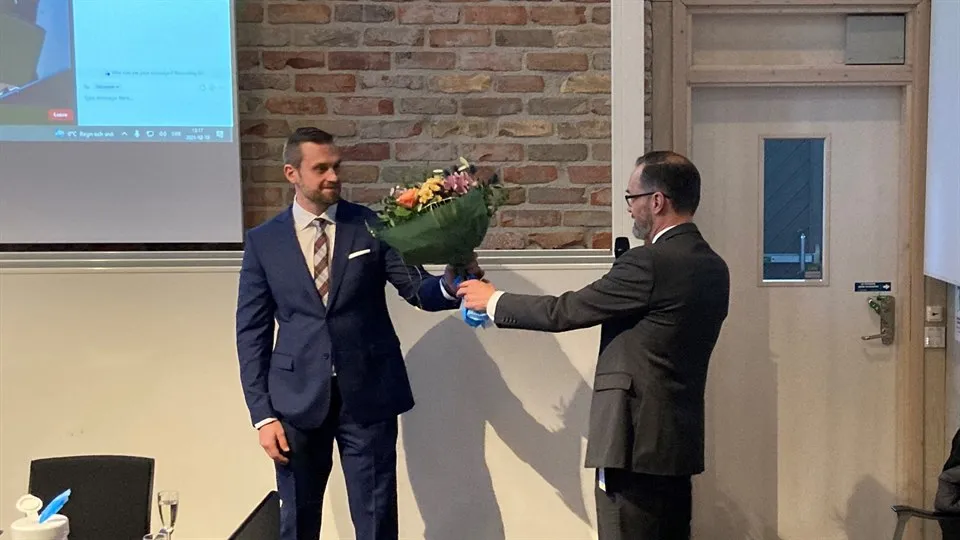 Olof Oscarsson tar emot blommor från prefekt Pär Olausson