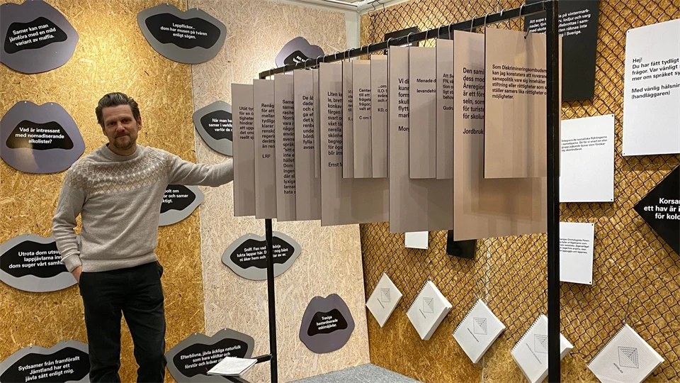 Gaaltijes verksamhetschef Jerker Bexelius framför utställning om rasism mot samer