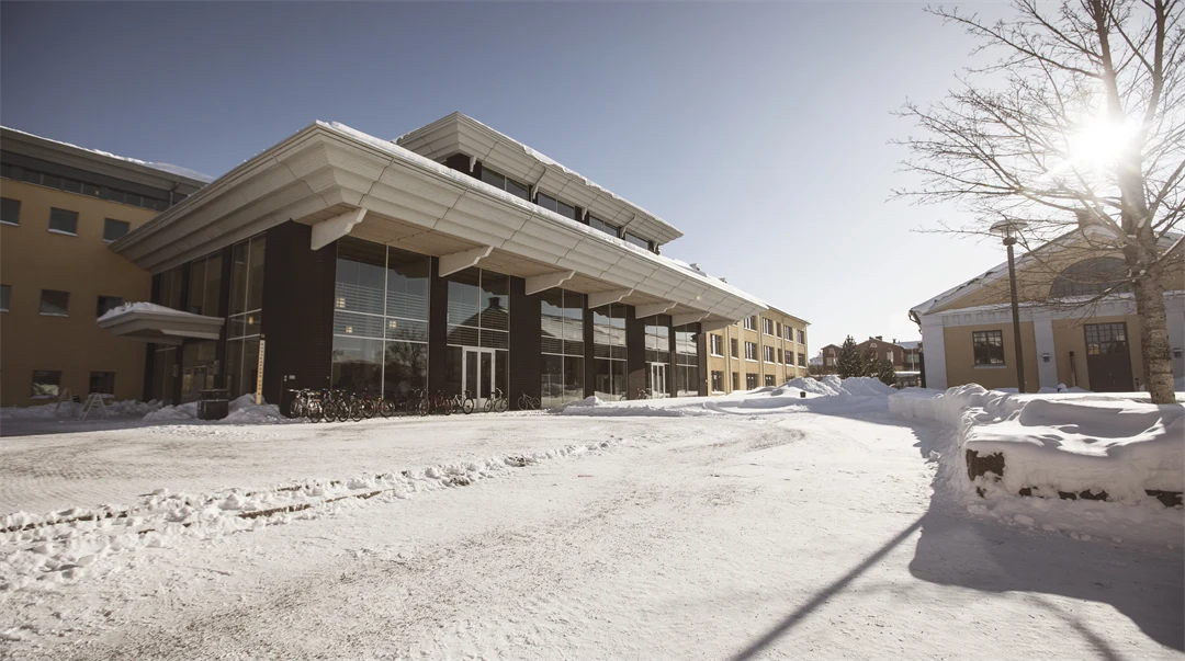 Vinterbild över Hus G, Campus Östersund 