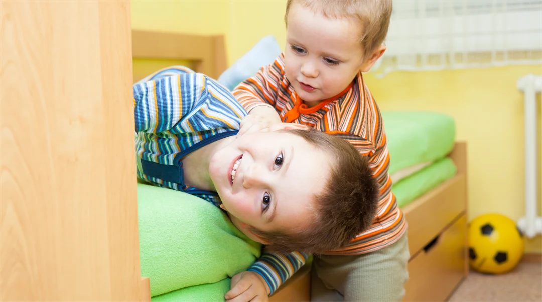 Två barn leker tillsammans