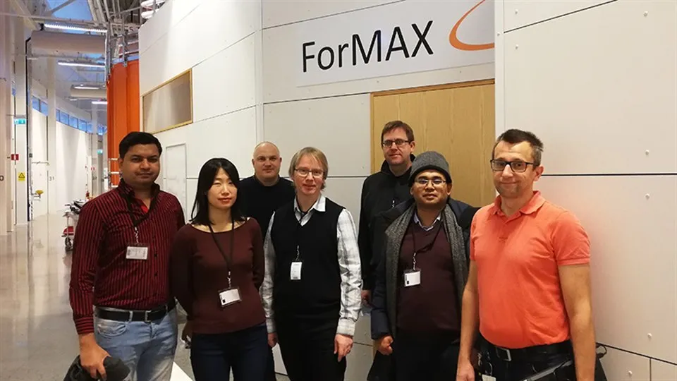 Gruppfoto med forskare framför en skylt där det står ForMAX.