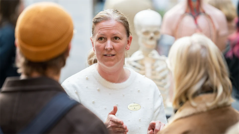 Teacher talking about studies to visitors.