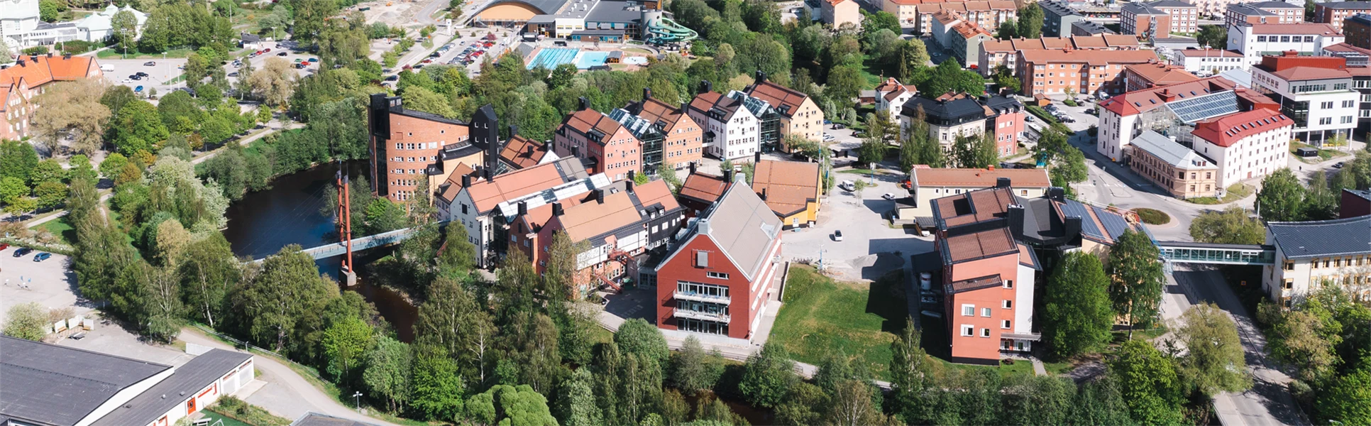 Drönarbild, Campus i förgrunden, Sundsvalls stad i bakgrunden