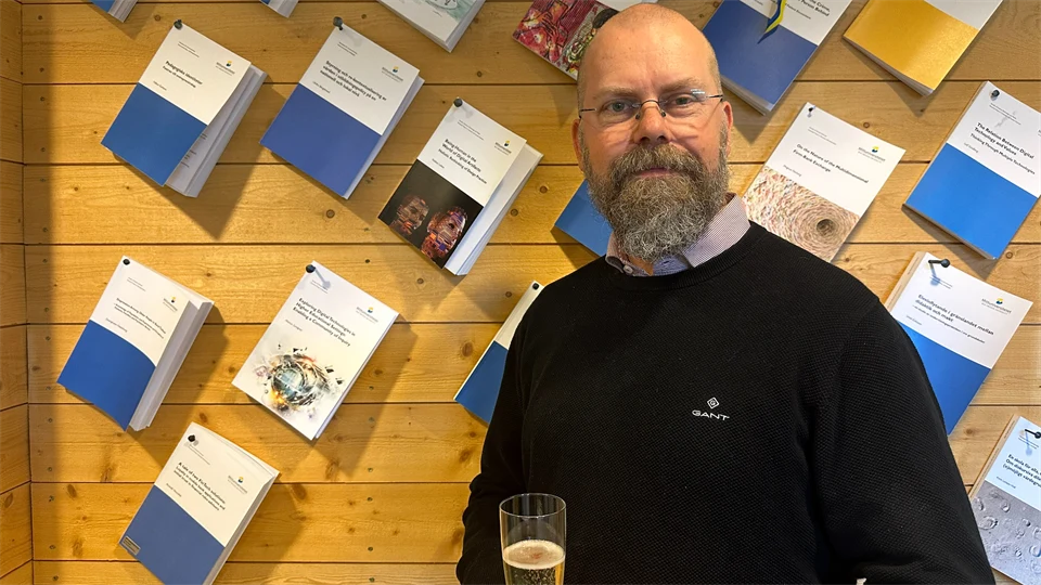 Marcus Sundgren framför sin uppspikade avhandling