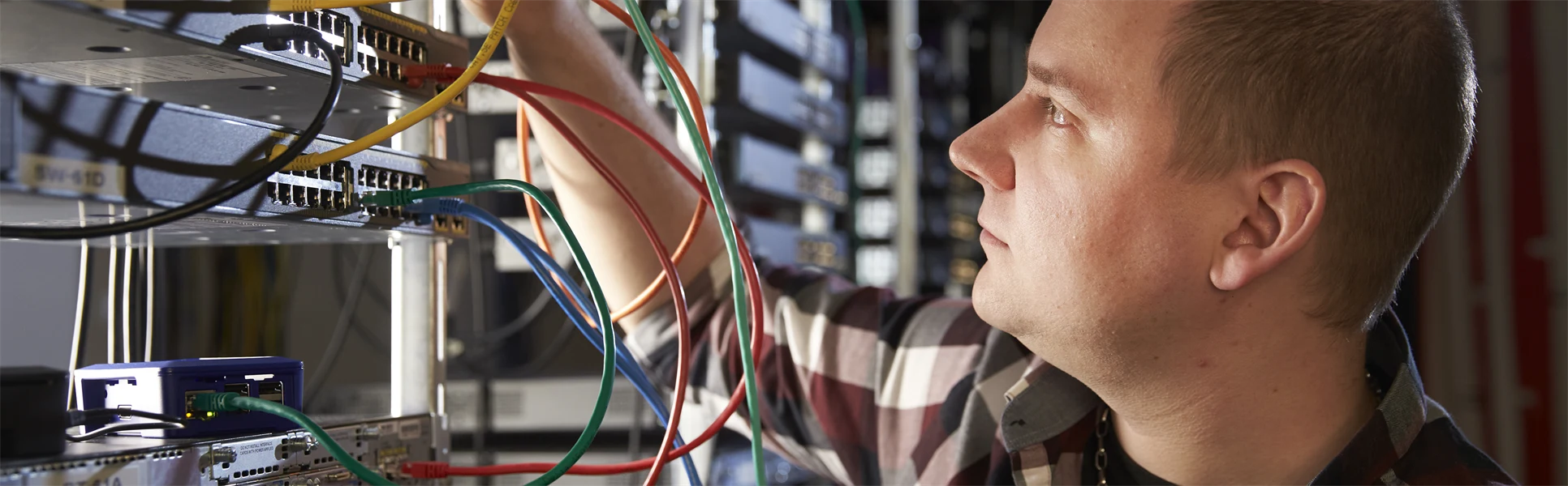 En man i ett serverrum.