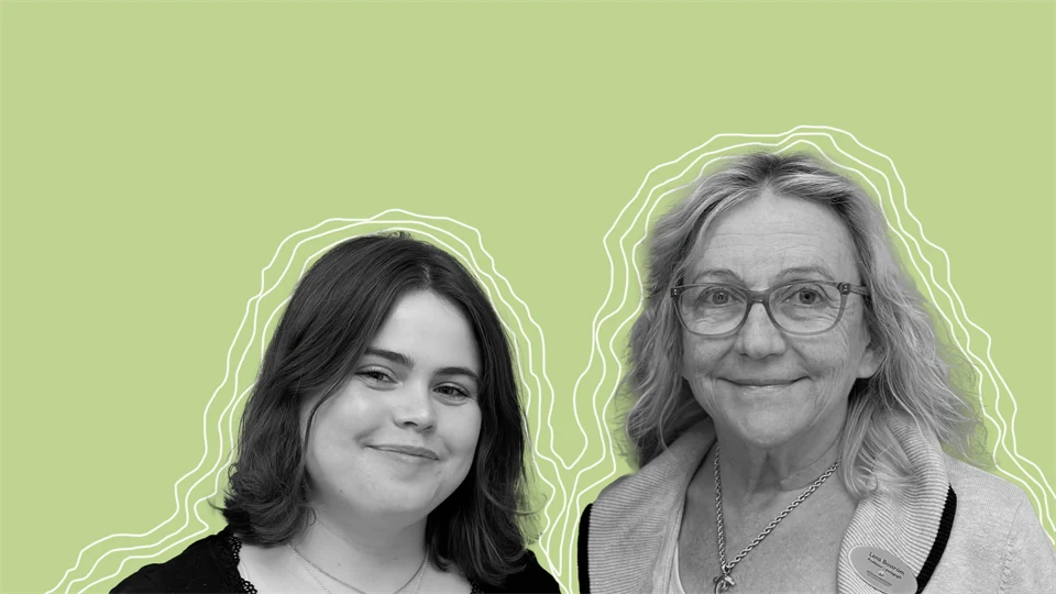 En kvinna med brunt hår och en kvinna med blont hår som ler mot kameran