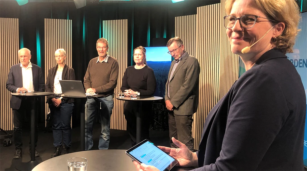 studiobild med sex personer, tre män och tre kvinnor