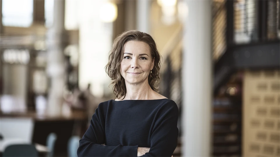 Porträtt av en kvinna, inomhus.