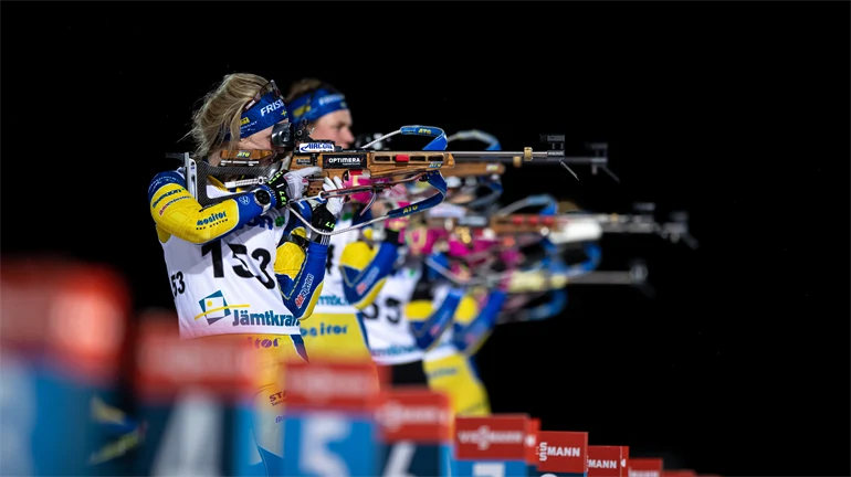 Mona Brorsson närmast kameran när skidskyttelandslaget tränar inför världscupen i Östersund