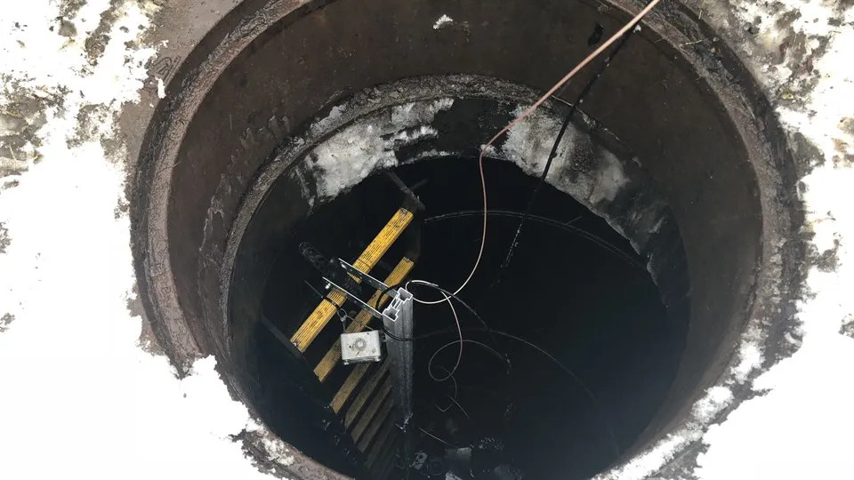 Sensor och bräddmätare installerad i brunn