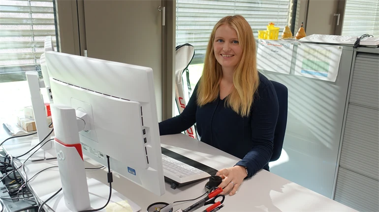 Karin Brändli Hedlund på sin arbetsplats