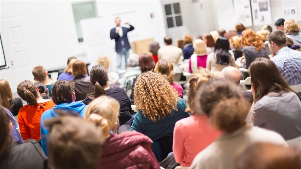 Föreläsningssal med åhörare