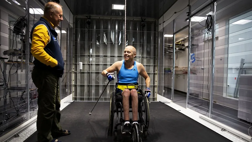 Mats Ainegren från Sports Tech Research Centre, Mittuniversitetet förbereder Daniel Nilsson, Uppsala, inför testet i vindtunneln.