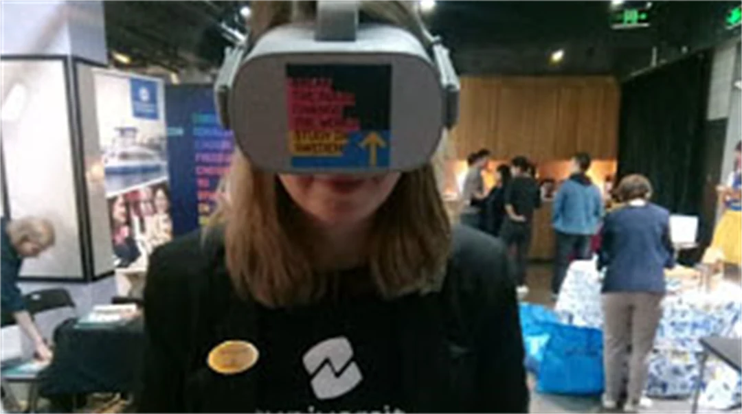 Maria Runering på Study in Sweden Days i Peking, Maria testar 360-filmerna.