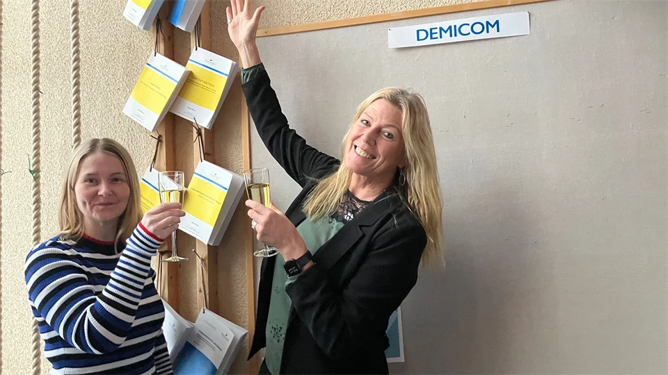 två kvinnor framför spikade avhandlingar