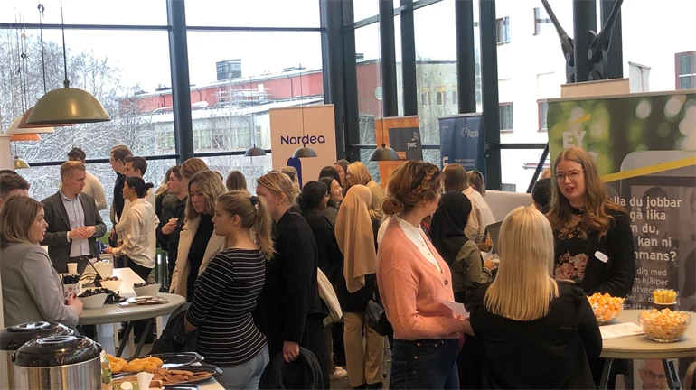 studenter minglar med företag från CER-nätverket vid mingeldagen 23 november