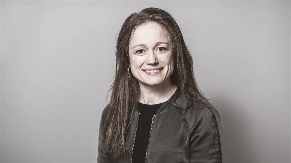 En kvinna med mörkt långt hår.